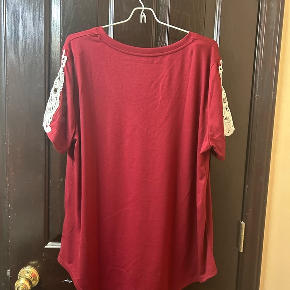 Red T-shirt with white lace trim sleeve - Picture 4 of 4